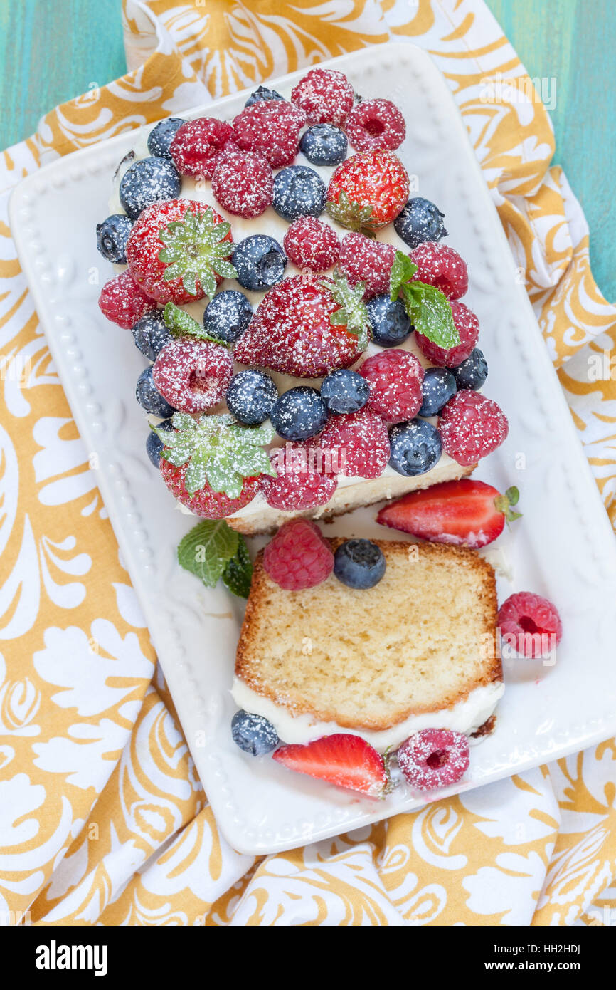 Joghurt-lbs-Kuchen zum Frühstück mit frischen Beeren Stockfoto