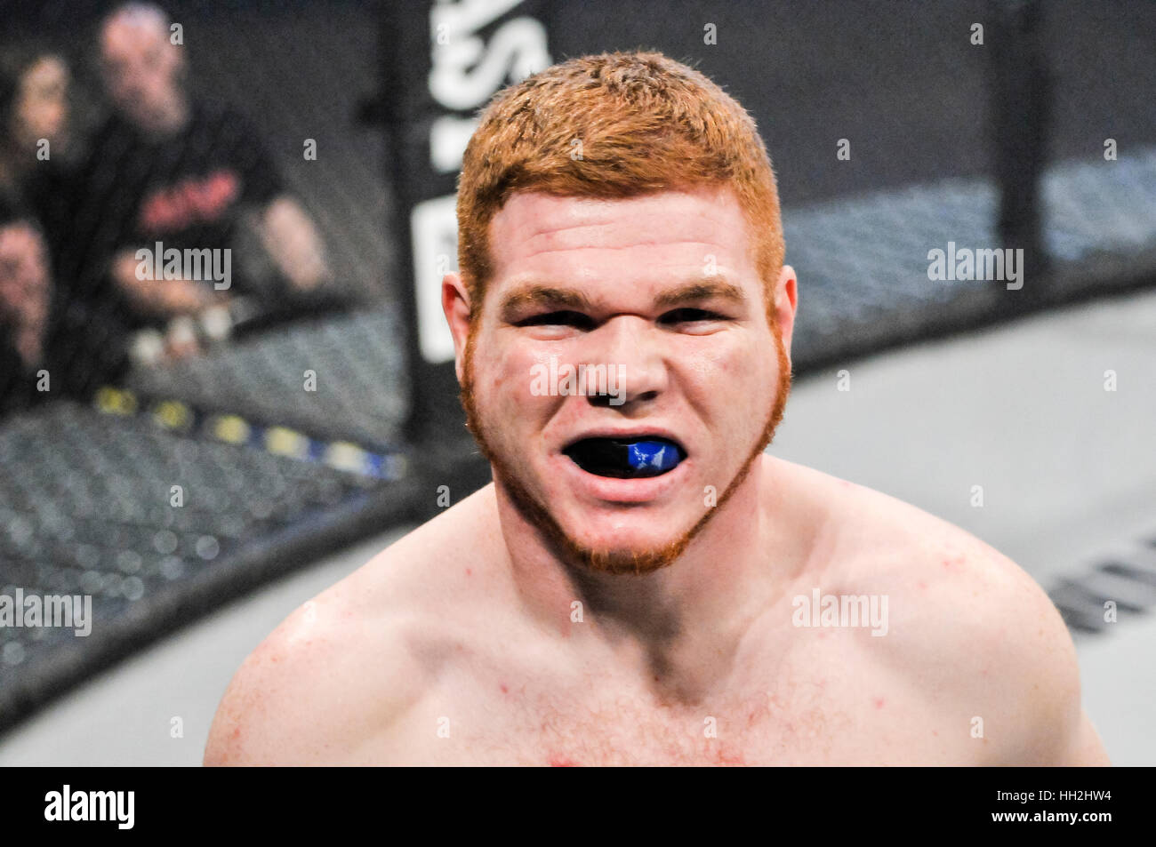 MMA Käfig-Kämpfer vor seinem Kampf mit einem Mundschutz Stockfoto