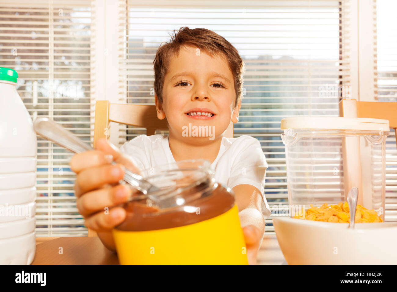 Porträt von glückliches Kind Junge mit Nutella Stockfoto