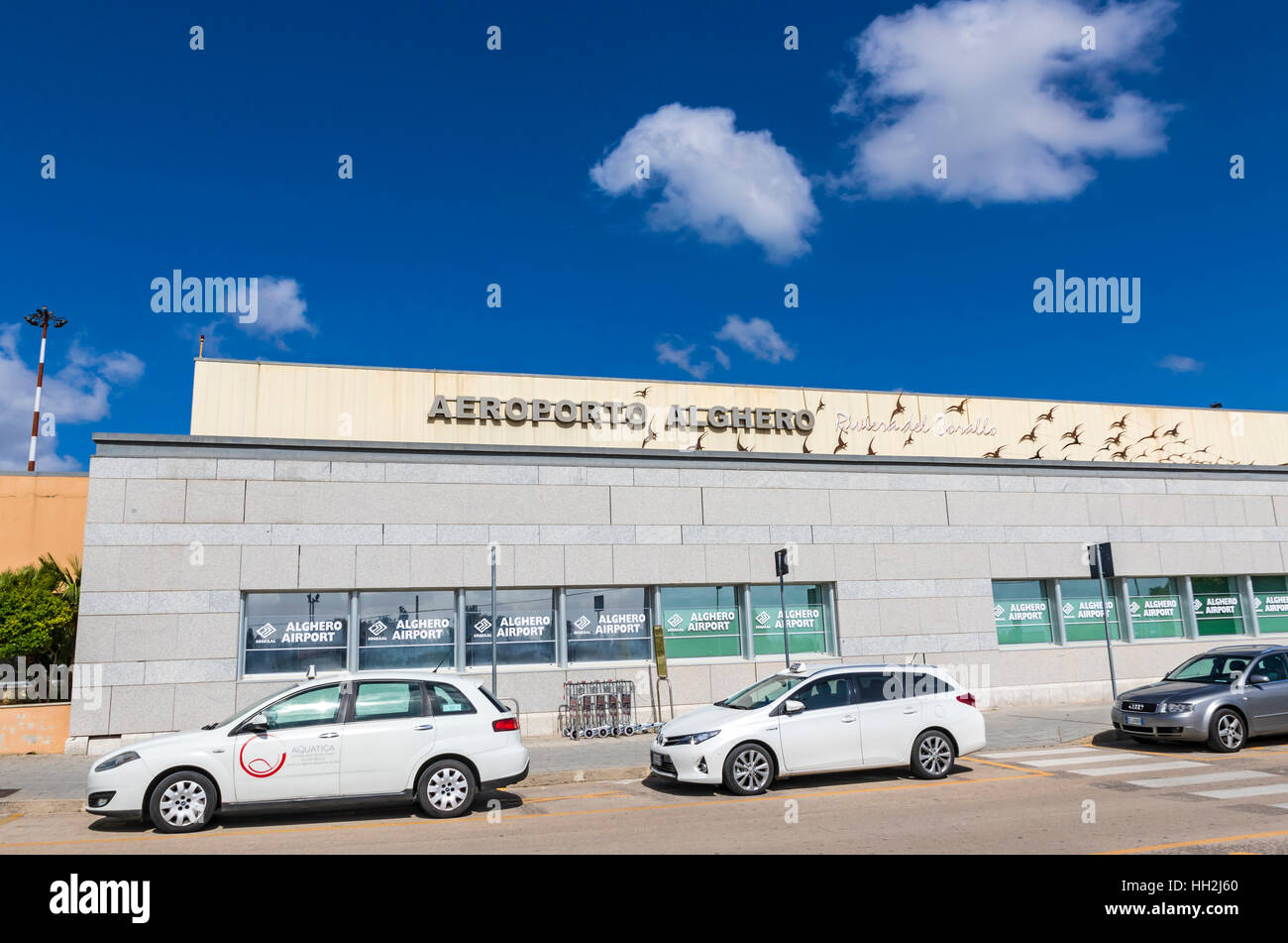 Fassade des Passagier-Terminal von Alghero-Fertilia Flughafen (Alghero - Flughafen Riviera del Corallo), Italien Stockfoto