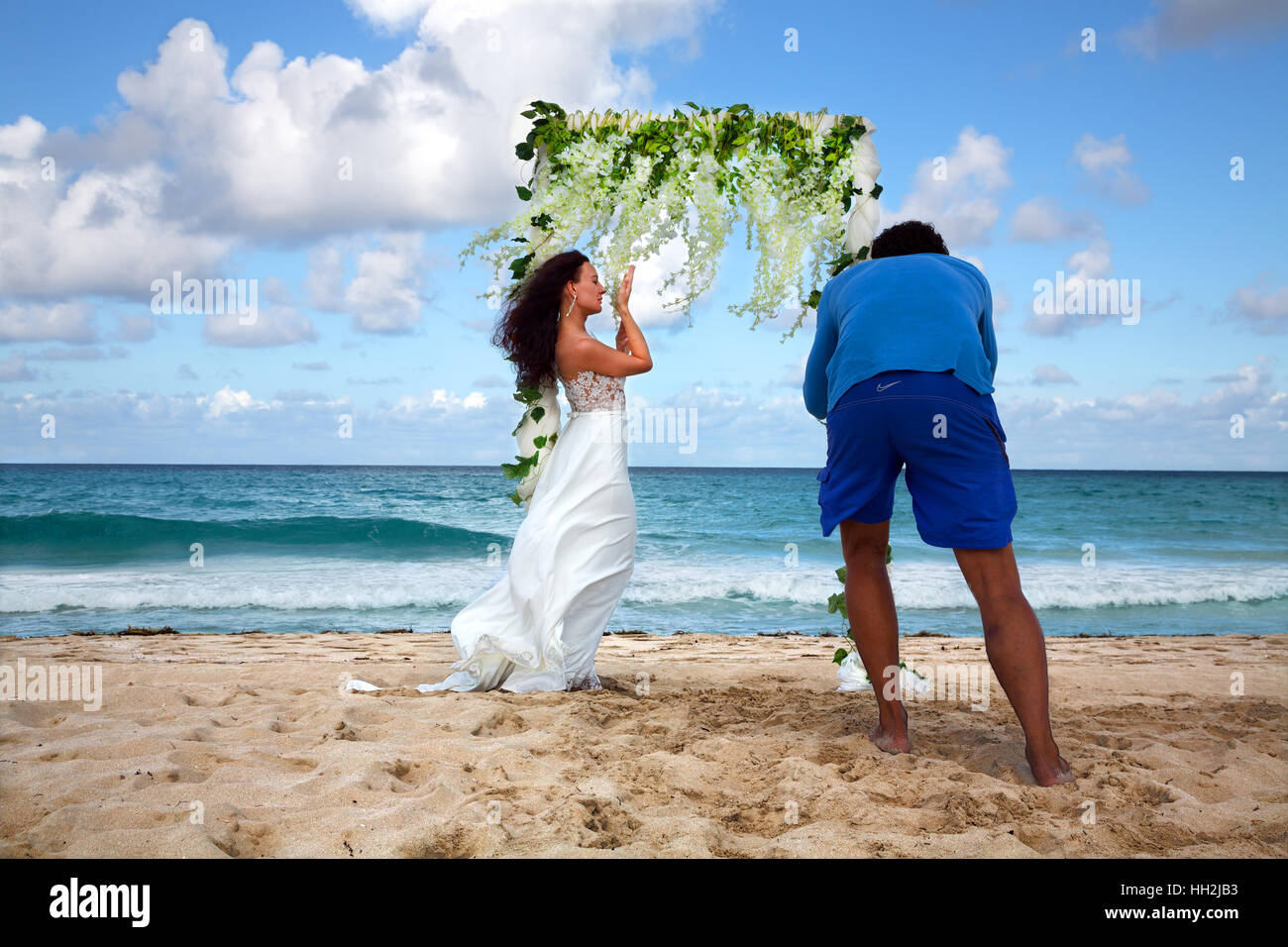Braut vor der Hochzeit am Strand von Varadero, Kuba Stockfoto
