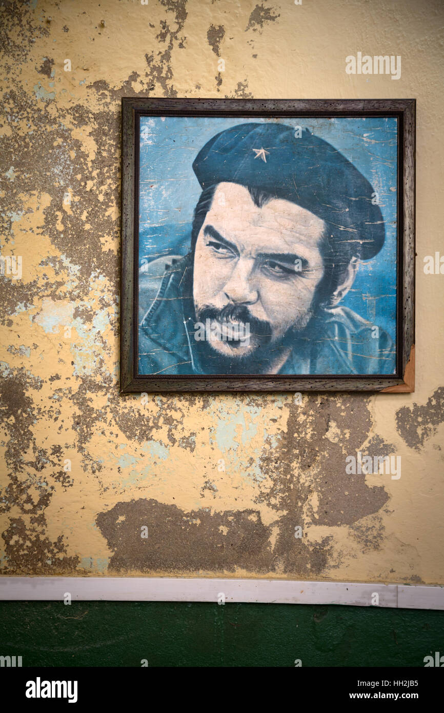 Alte Rahmen / Bild des kommunistischen Führers Che Guevara an einer Wand in Havanna, Kuba Stockfoto