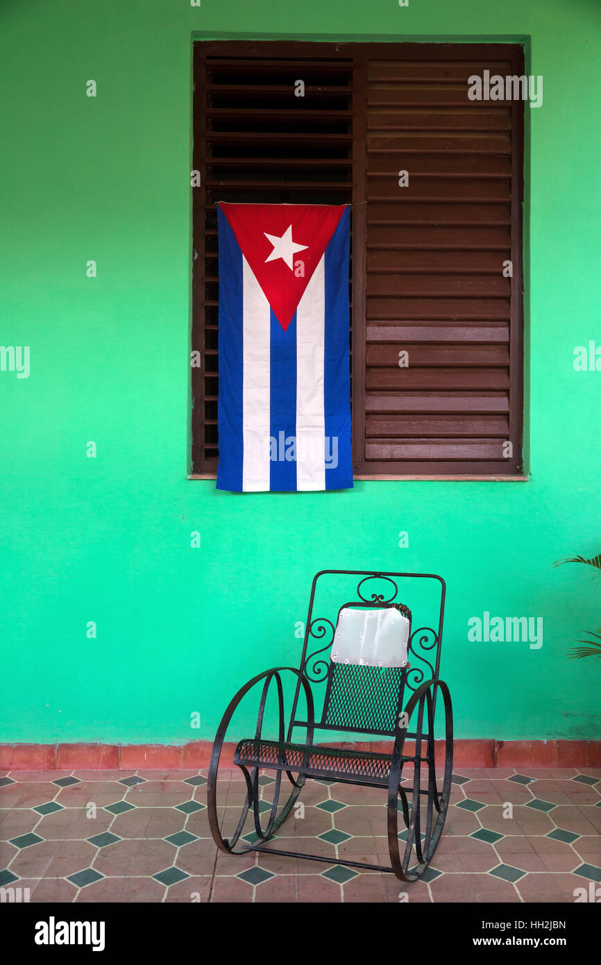 Kubanische Flagge mit Schaukelstuhl in einem Haus in Vinales, Kuba Stockfoto