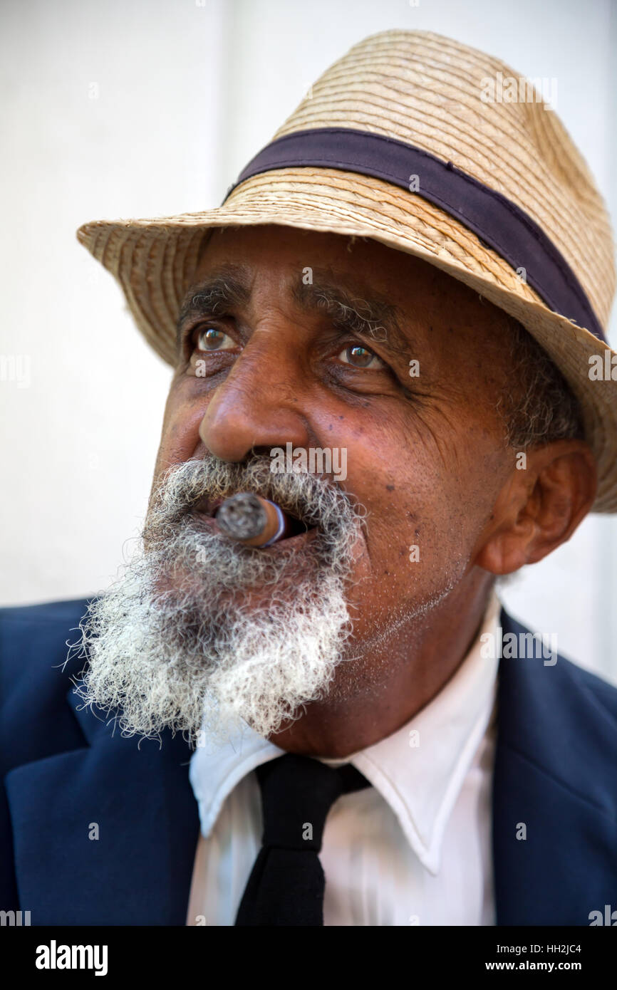 Mann, die Cohiba Zigarre in Trinidad, Kuba Stockfoto