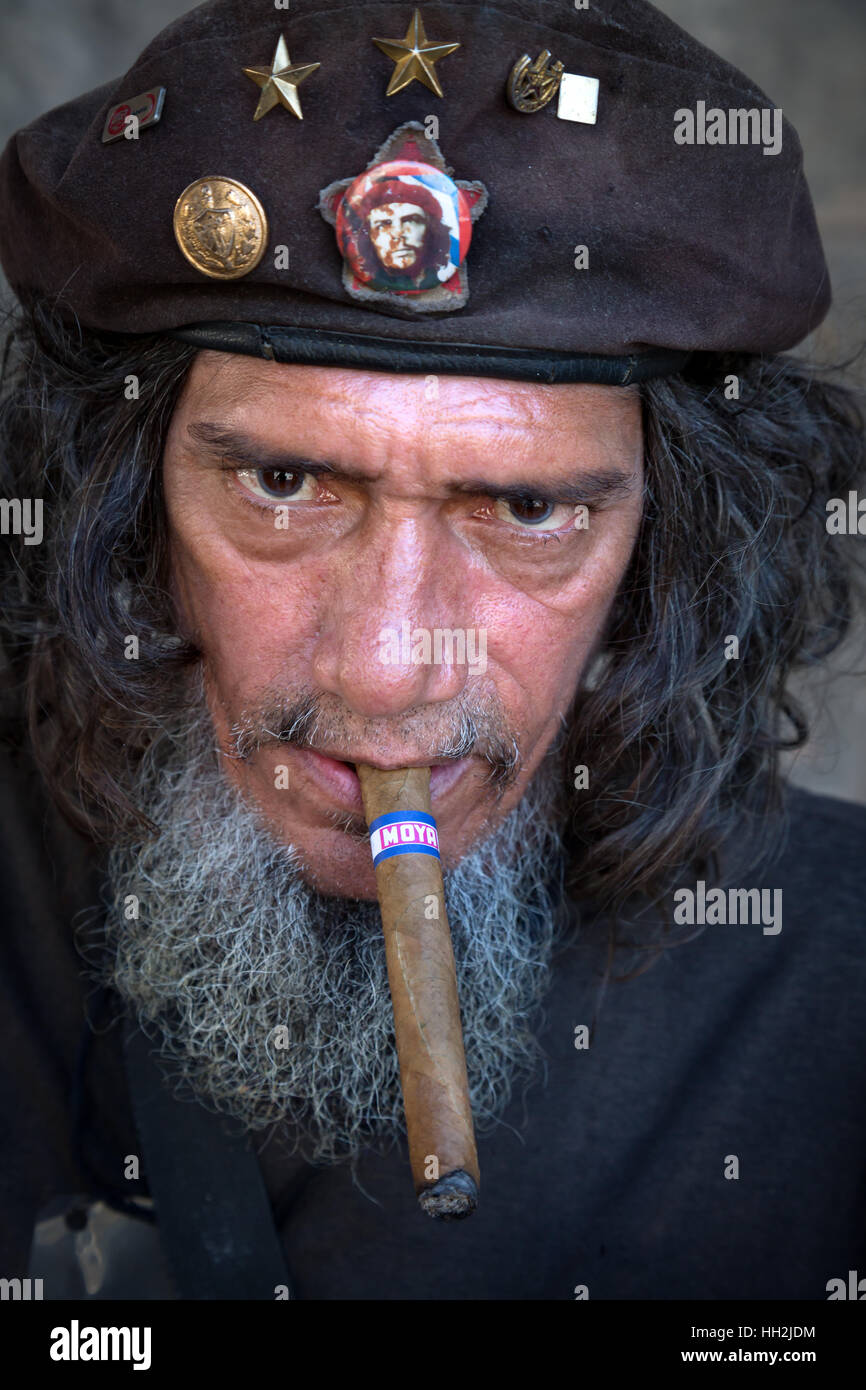 Kubanische Mann rauchen Cohiba Zigarre in Havanna, Kuba Stockfoto