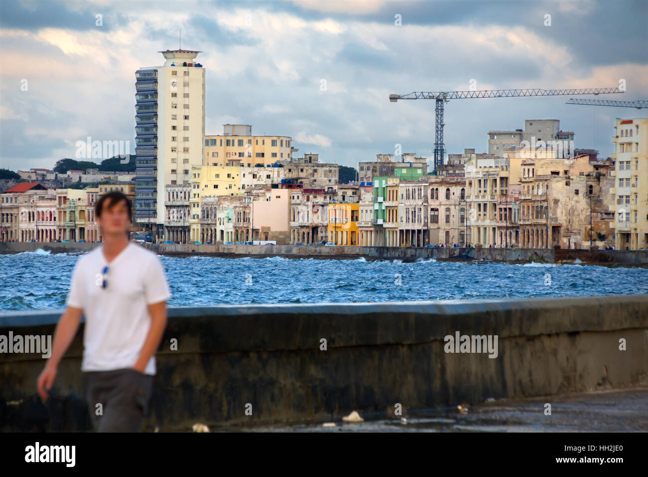 Ein Mann spaziert entlang des Malecon, Havanna, Kuba. Stockfoto