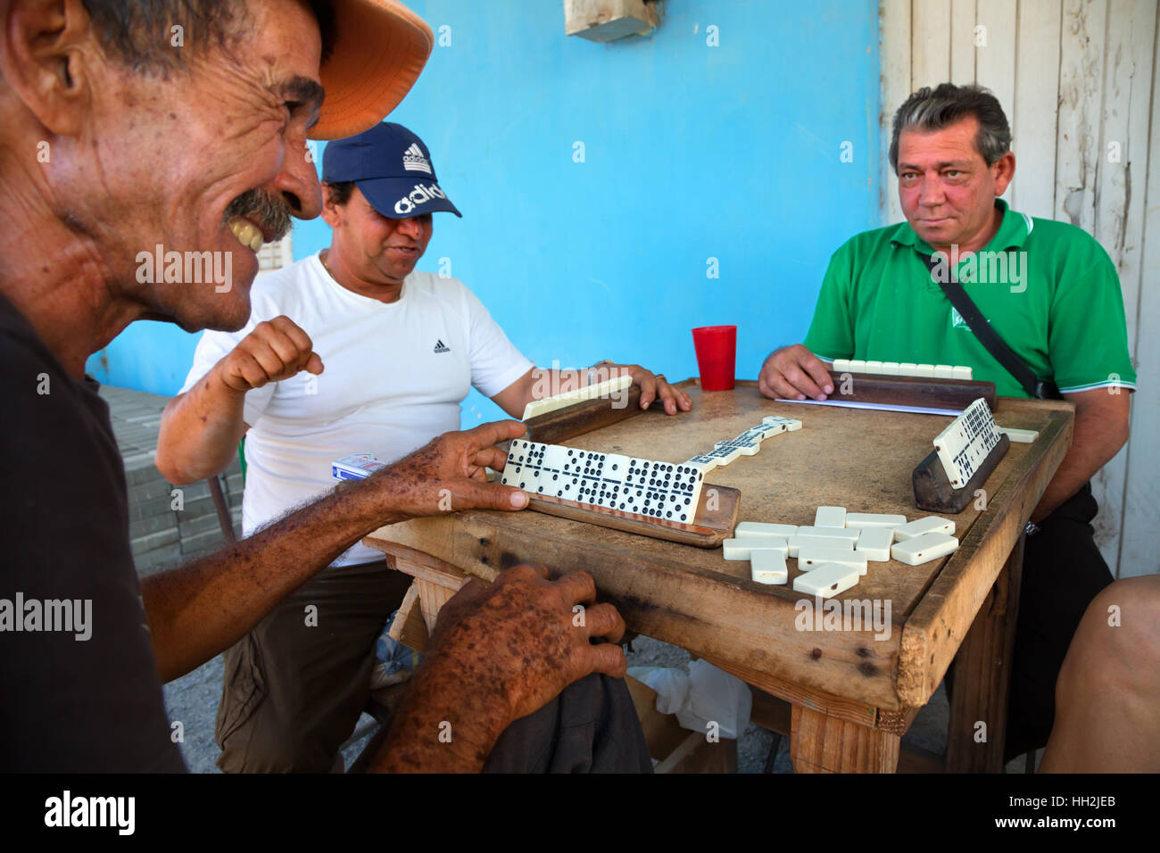 Spielen Domino in Viñales, Kuba Stockfoto
