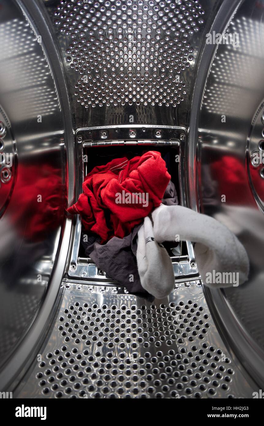 Wäscherei in einer Top-Loading Waschmaschine geladen werden Stockfoto