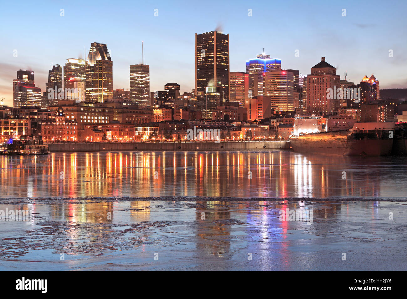 Skyline von Montreal beleuchtet in der Dämmerung im Winter, Kanada Stockfoto