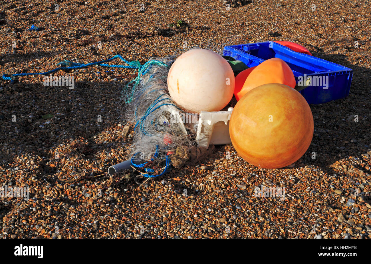 Küstenfischerei Marker Bojen am Strand von Cley next Sea, Norfolk, England, Vereinigtes Königreich. Stockfoto