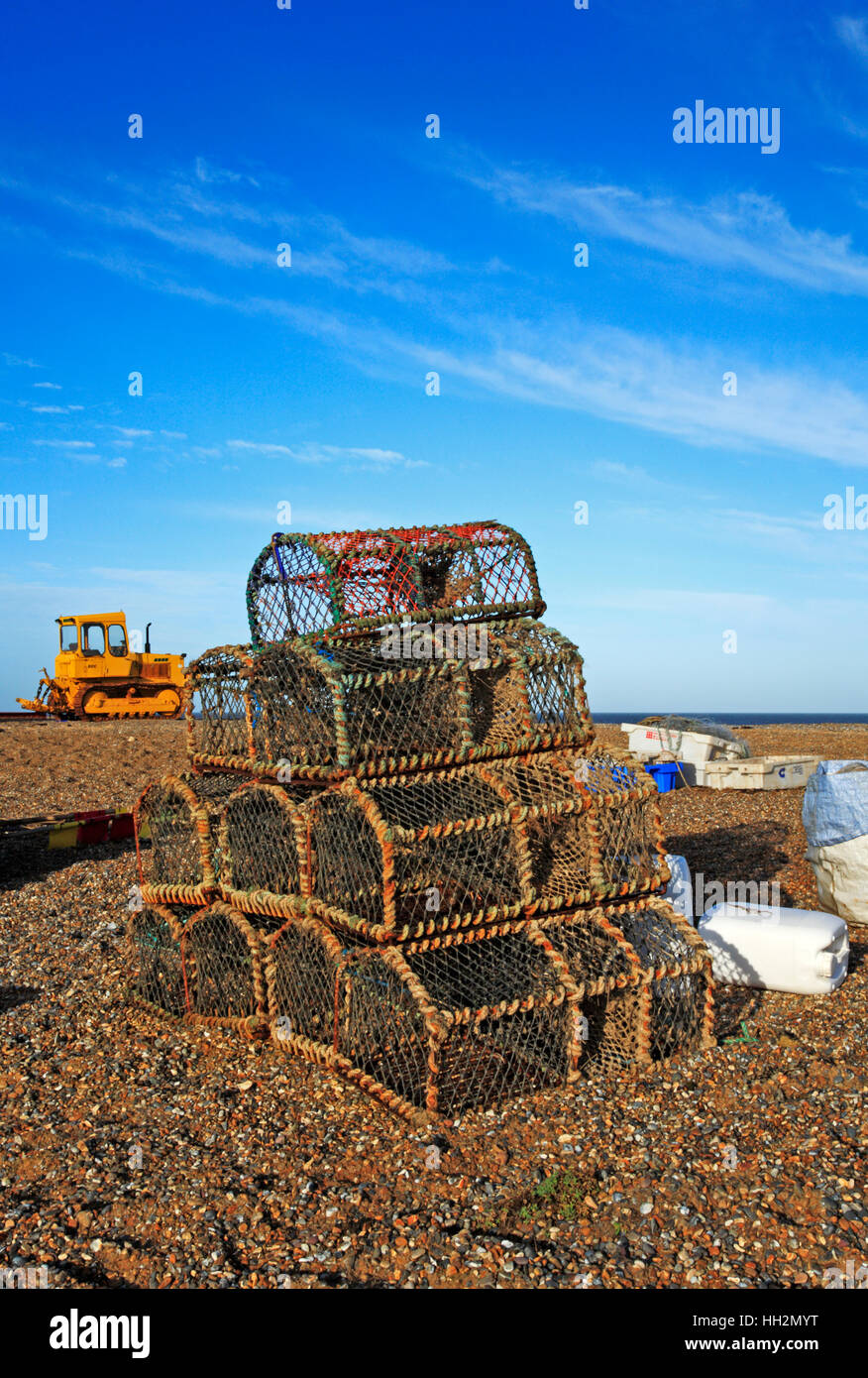 Krabbe Töpfe gestapelt auf den Kiesstrand bei Cley nächstes Sea, Norfolk, England, Vereinigtes Königreich. BHZ. Stockfoto