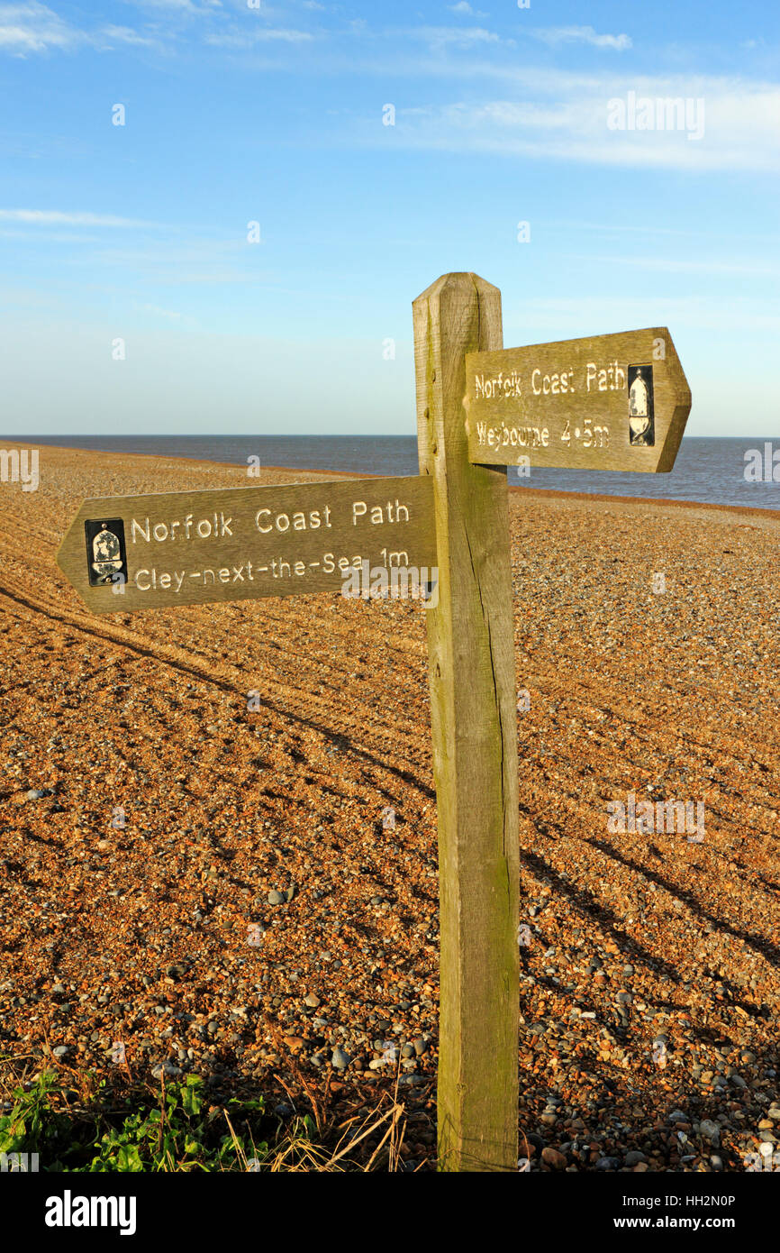 Ein Norfolk Küstenweg unterzeichnen auf dem Schindel Grat bei Cley nächstes Meer, Norfolk, England, Vereinigtes Königreich. Stockfoto