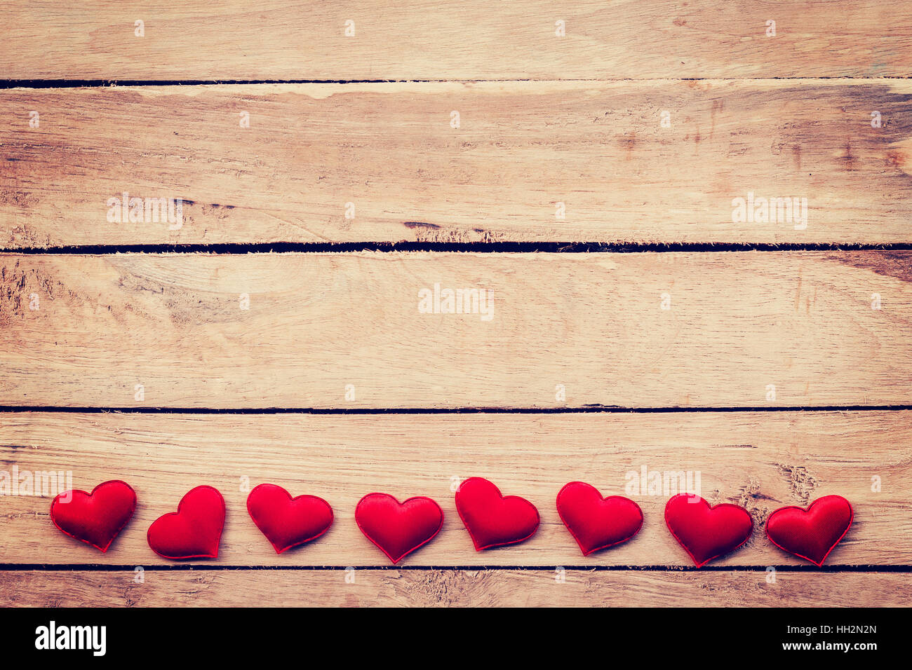 Rotes Herz auf Holz Hintergrund mit Raum. Jahrgang abgeschwächt. Stockfoto