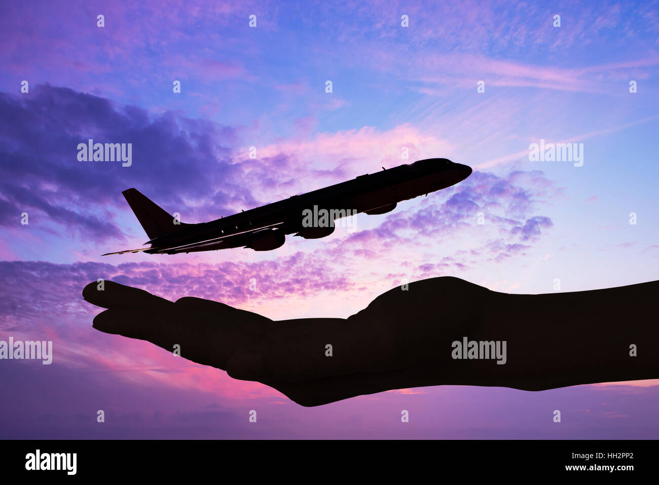 Passagier Flugzeug Fliegen Über Den Wolken Bei Sonnenuntergang Stockfoto  und mehr Bilder von Flugzeug - iStock
