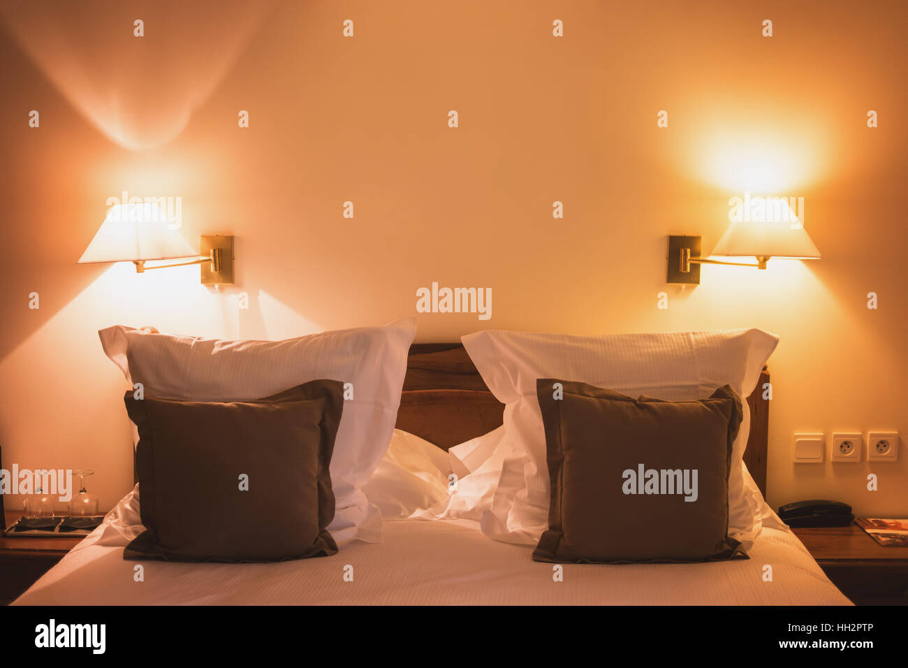 Lampen in der Nähe von Bett. Stockfoto