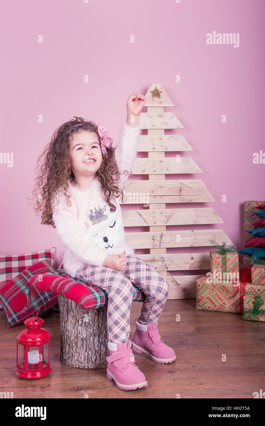 Porträt von hübsches kleines Mädchen innen Weihnachten Stockfoto