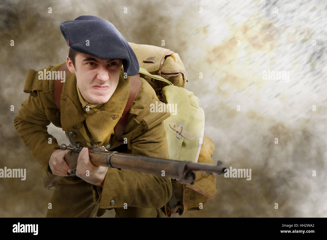 junger französischer Soldat in 40er Jahren einheitliche, angreifen Stockfoto