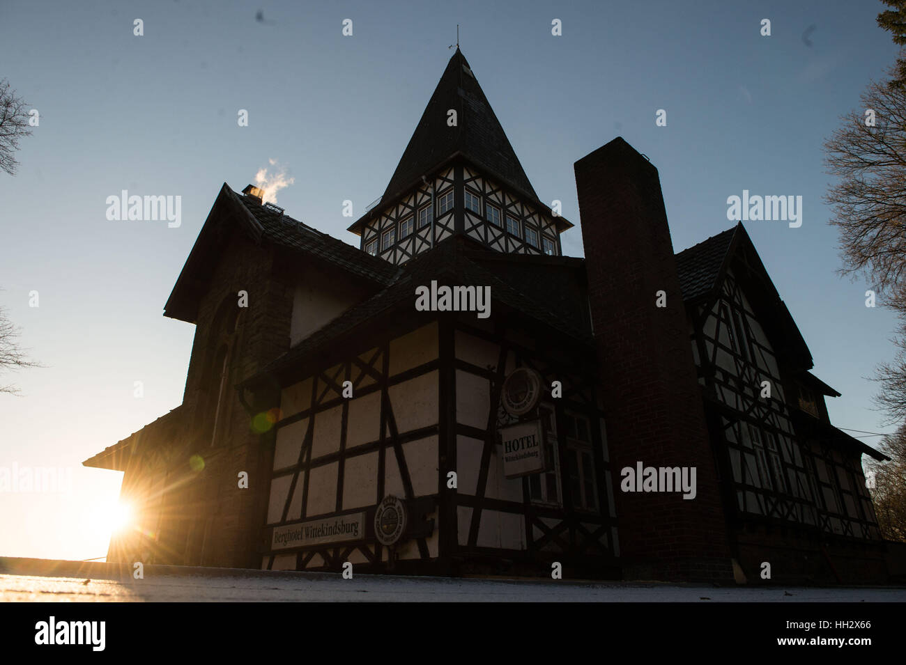 Porta Westfalica, Deutschland. 6. Januar 2017. Blick auf die Wittekindsburg Burg während des Sonnenuntergangs in Porta Westfalica, Deutschland, 6. Januar 2017. Foto: Lino Mirgeler/Dpa/Alamy Live-Nachrichten Stockfoto