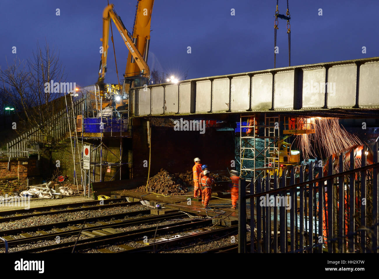 Chester, UK. 15. Januar 2017. Arbeiten weiter in die Nacht, die letzten Abschnitte einer alten Eisenbahnbrücke auf Brook Lane über die Merseyrail Wirral Linie in Chester, UK © Andrew Paterson zu entfernen / Alamy Live News Stockfoto