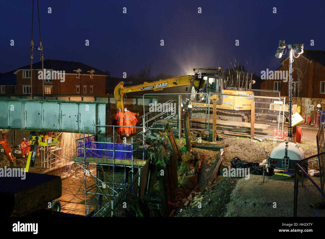 Chester, UK. 15. Januar 2017. Arbeiten weiter in die Nacht, die letzten Abschnitte einer alten Eisenbahnbrücke auf Brook Lane über die Merseyrail Wirral Linie in Chester, UK © Andrew Paterson zu entfernen / Alamy Live News Stockfoto