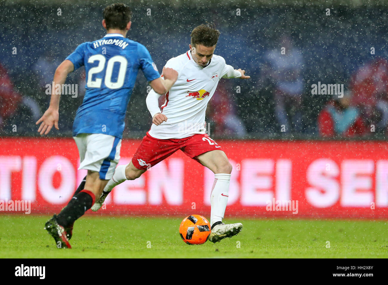 Leipzig, Deutschland. 15. Januar 2017. Der Leipziger Kamil Wojtkowski (r) und Glasgows Emerson Hyndman in Aktion während der Fußball-Testspiel zwischen RB Leipzig und Glasgow Rangers in der Red Bull Arena in Leipzig, Deutschland, 15. Januar 2017. Foto: Jan Woitas/Dpa-Zentralbild/Dpa/Alamy Live News Stockfoto