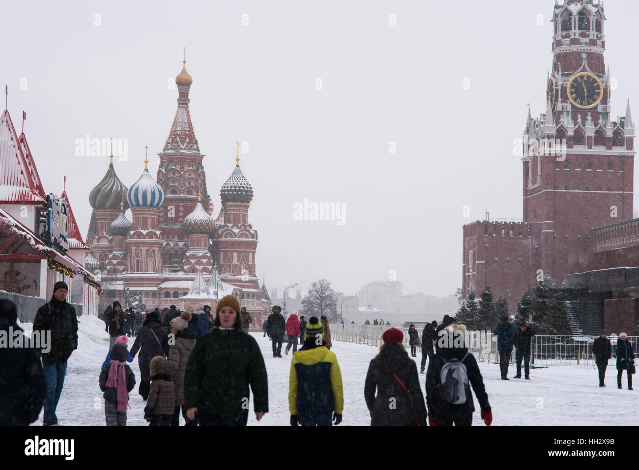 Moskau, Russland. Sonntag, 15. Januar 2017. Schmale Passage zwischen ...