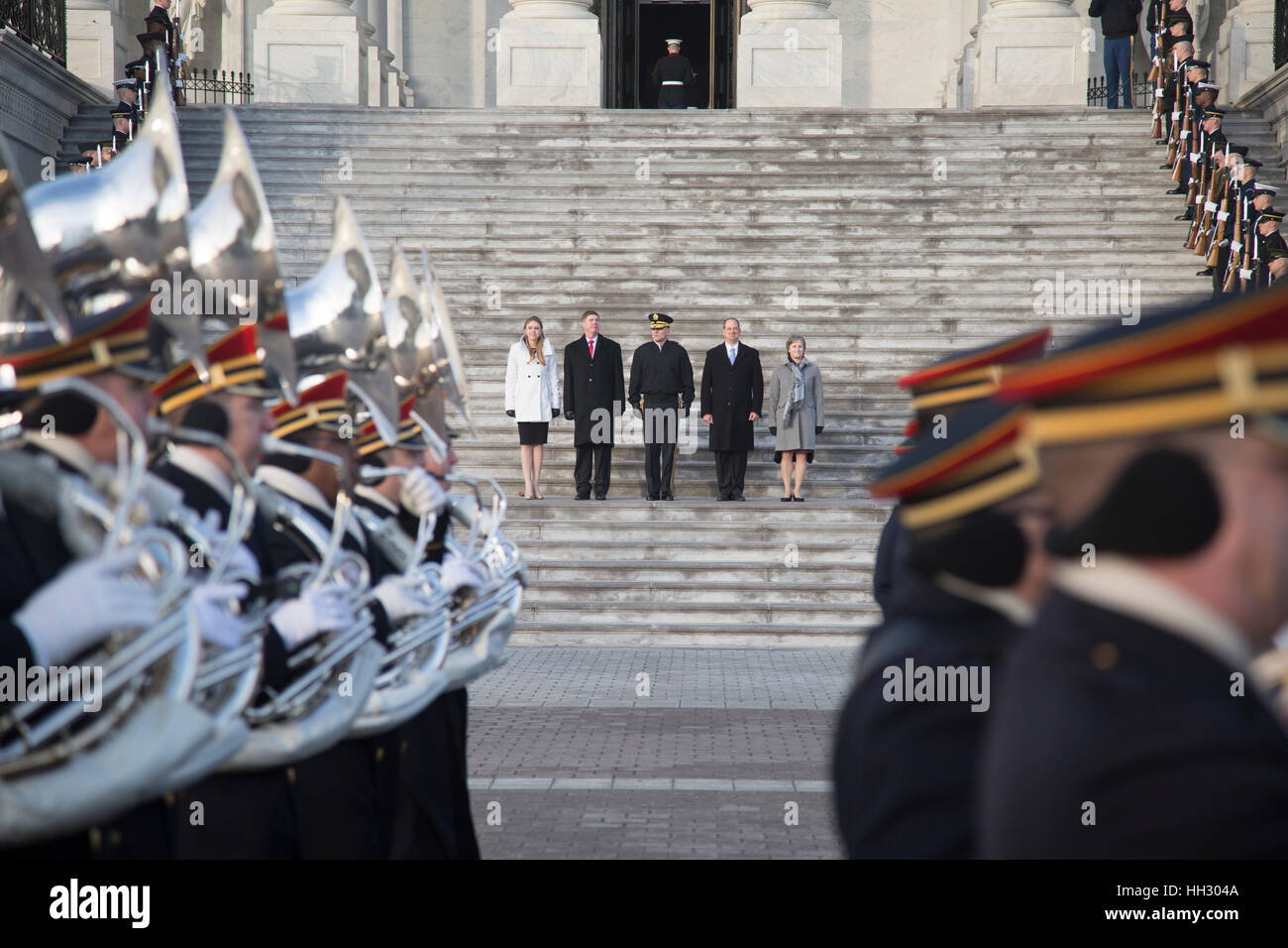 Washington, DC, USA. 15. Januar 2017. Die militärischen Stand-ins für den Präsidenten, Vizepräsidenten und deren Ehefrauen, begrüssen die Truppen von den Stufen des US Capitol Building für Pass und Überprüfung während der Abteilung der Verteidigung Generalprobe für die 58. Presidential Inauguration-Zeremonie in Washington D.C., USA. Donald Trump werden geschworen-45. Präsident der Vereinigten Staaten am 20. Januar. Bildnachweis: Planetpix/Alamy Live-Nachrichten Stockfoto