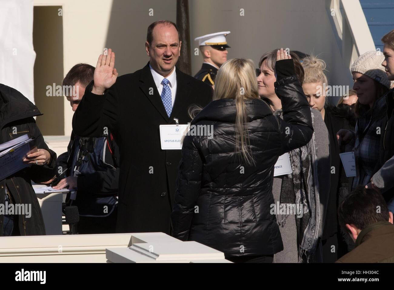 Washington, DC, USA. 15. Januar 2017. Stand-in für Vice President wählen Mike Pence wird während der Abteilung der Verteidigung-Generalprobe für die 58. Presidential Inauguration vereidigt Zeremonie in Washington D.C. Donald Trump geschworen-45. Präsident der Vereinigten Staaten am 20. Januar wird sein. Bildnachweis: Planetpix/Alamy Live-Nachrichten Stockfoto