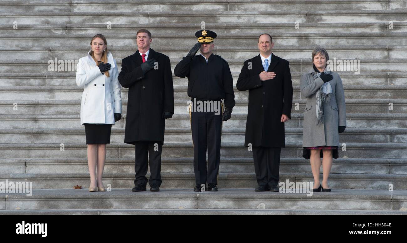 Washington, DC, USA. 15. Januar 2017. Die militärischen Stand-ins für den Präsidenten, Vizepräsidenten und deren Ehefrauen, begrüssen die Truppen von den Stufen des US Capitol Building für Pass und Überprüfung während der Abteilung der Verteidigung Generalprobe für die 58. Presidential Inauguration-Zeremonie in Washington D.C., USA. Donald Trump werden geschworen-45. Präsident der Vereinigten Staaten am 20. Januar. Bildnachweis: Planetpix/Alamy Live-Nachrichten Stockfoto