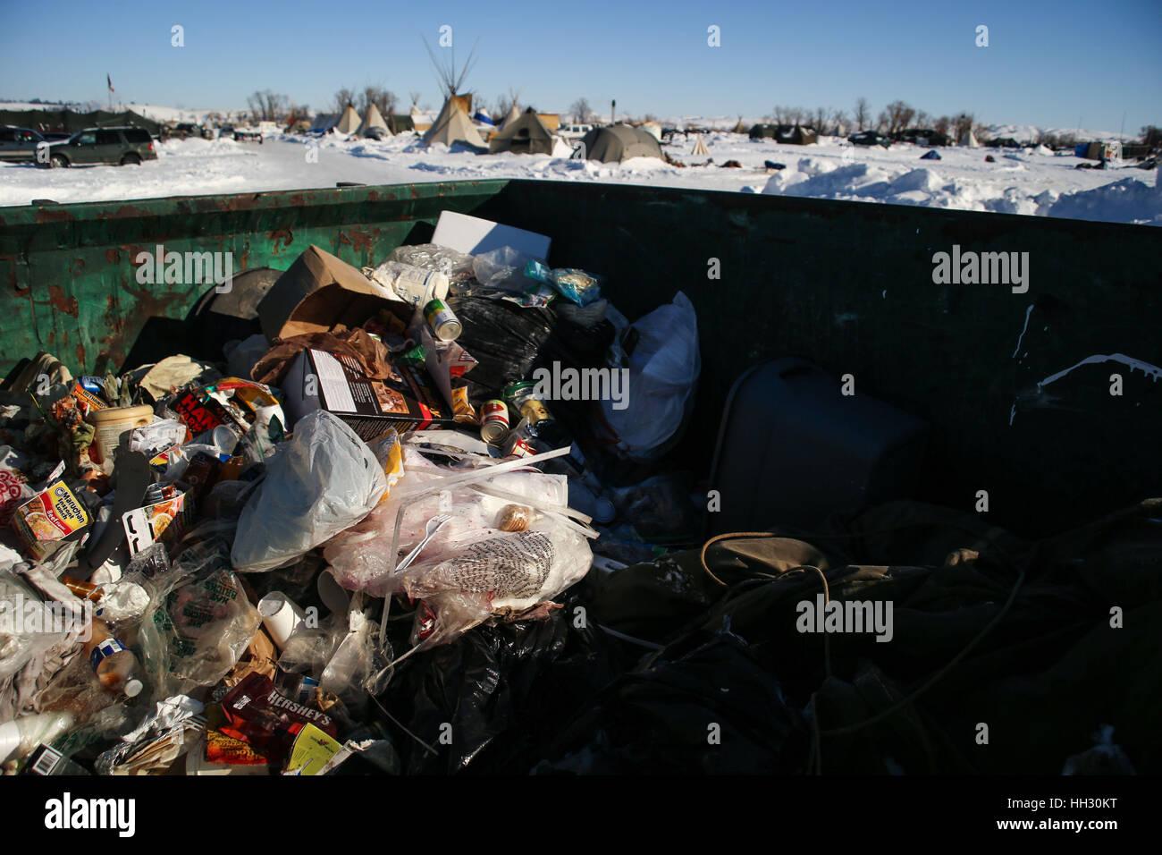 North Dakota, USA. 15. Januar 2017. Müll wird gesammelt, einem Müllcontainer im Oceti Oyate Camp in Kanonenkugel, North Dakota. Umweltaktivisten haben auf dem Gelände befindet sich auf dem Army Corps of Engineers Land seit Monaten protestieren die Konstruktion der Dakota Zugang Pipeline, sondern Plan auf Verschieben der Seite weiter zurück in die Wochen ins Land der Standing Rock Indian Reservation wegen Hochwassers Bedenken kommen camping. Bildnachweis: Joel Angel Juarez/ZUMA Draht/Alamy Live-Nachrichten Stockfoto