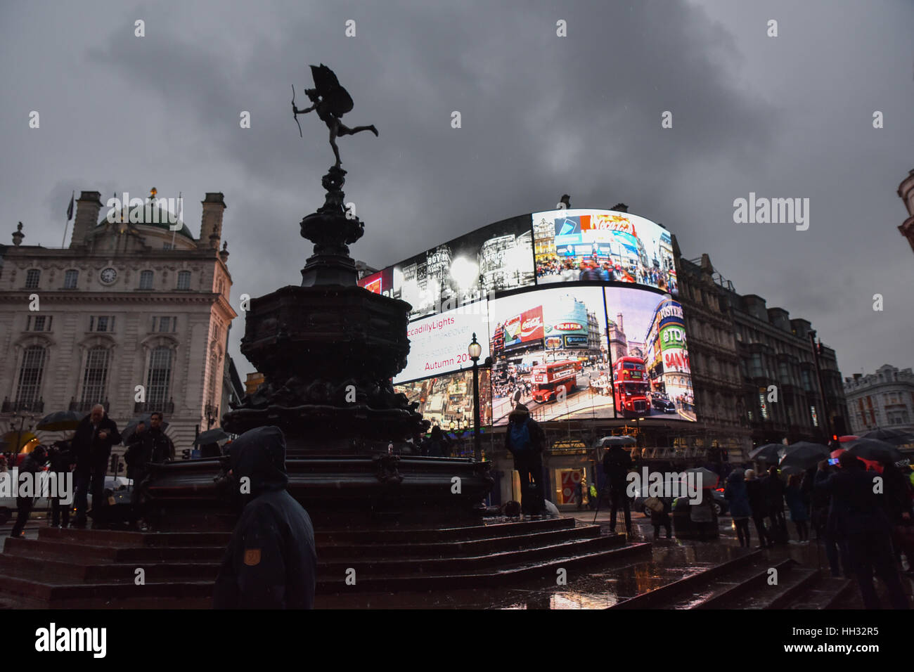 Piccadilly Circus, London, UK. 16. Januar 2017. Die kultige Werbung Lichter am Piccadilly Circus sind ausgeschaltet. Bildnachweis: Matthew Chattle/Alamy Live-Nachrichten Stockfoto