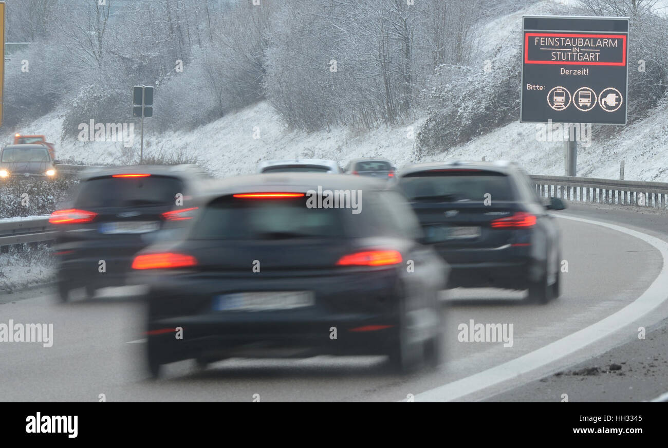 Ein Schild zeigt Feinstaubalarm (lit. Feinstaub Warnung) in Stuttgart, Deutschland, 16 Januar 2017. Im Gegensatz zu regen tut Schnee wenig, um die Atmosphäre von feinen Partikeln zu löschen. Foto: Franziska Kraufmann/dpa Stockfoto