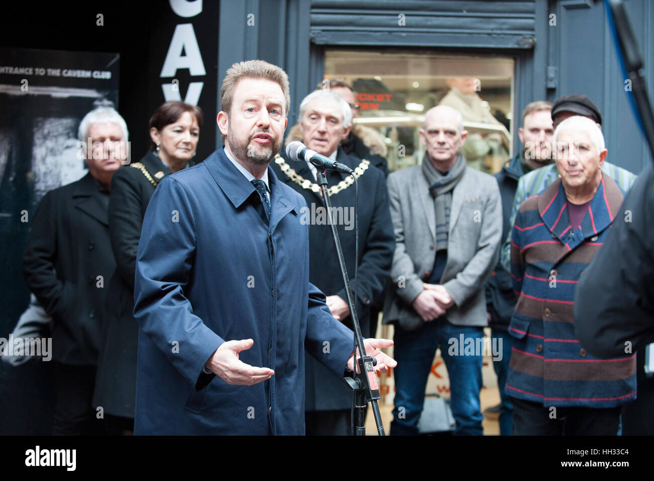 Liverpool, Großbritannien. 16. Januar 2017. Robert Willis, Sohn des verstorbenen Star, Cilla Black, an der Enthüllung der Bronzeskulptur der Liverpool geborene Sängerin und TV-Star außerhalb der Cavern Club in Matthew Street, Liverpool. Zeitgleich mit dem 60. Geburtstag von den Cavern Club, die Statue wurde beauftragt, durch ihre drei Söhne, Robert, Ben und Jack Willis, und von Künstlern Emma Rodgers und Andy Edwards, die Statue geschaffen hat begabt zu der Stadt Liverpool. © Paul Warburton Stockfoto