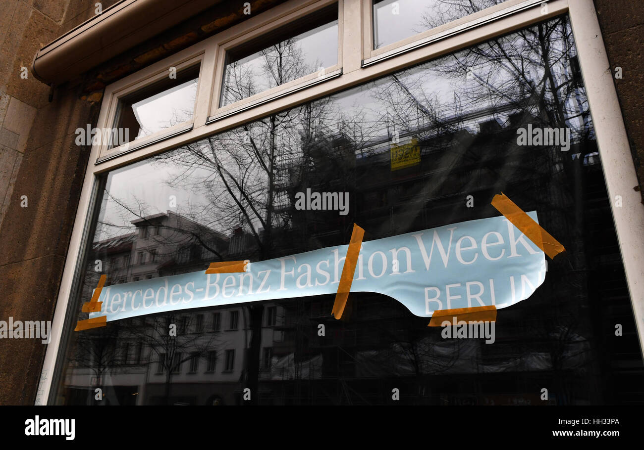 Berlin, Deutschland. 16. Januar 2017. Ein Banner liest "Mercedes-Benz Fashion Week Berlin" im Fenster des Kaufhaus Jandorf Store in der Brunnenstraße in Berlin, Deutschland, 16. Januar 2017. Herbst / Winter Mode Trends im Kaufhaus Jandorf im Rahmen der Mercedes-Benz Fashion Week vom 17.-20. Januar 2017 präsentiert werden. Foto: Jens Kalaene/Dpa-Zentralbild/Dpa/Alamy Live News Stockfoto