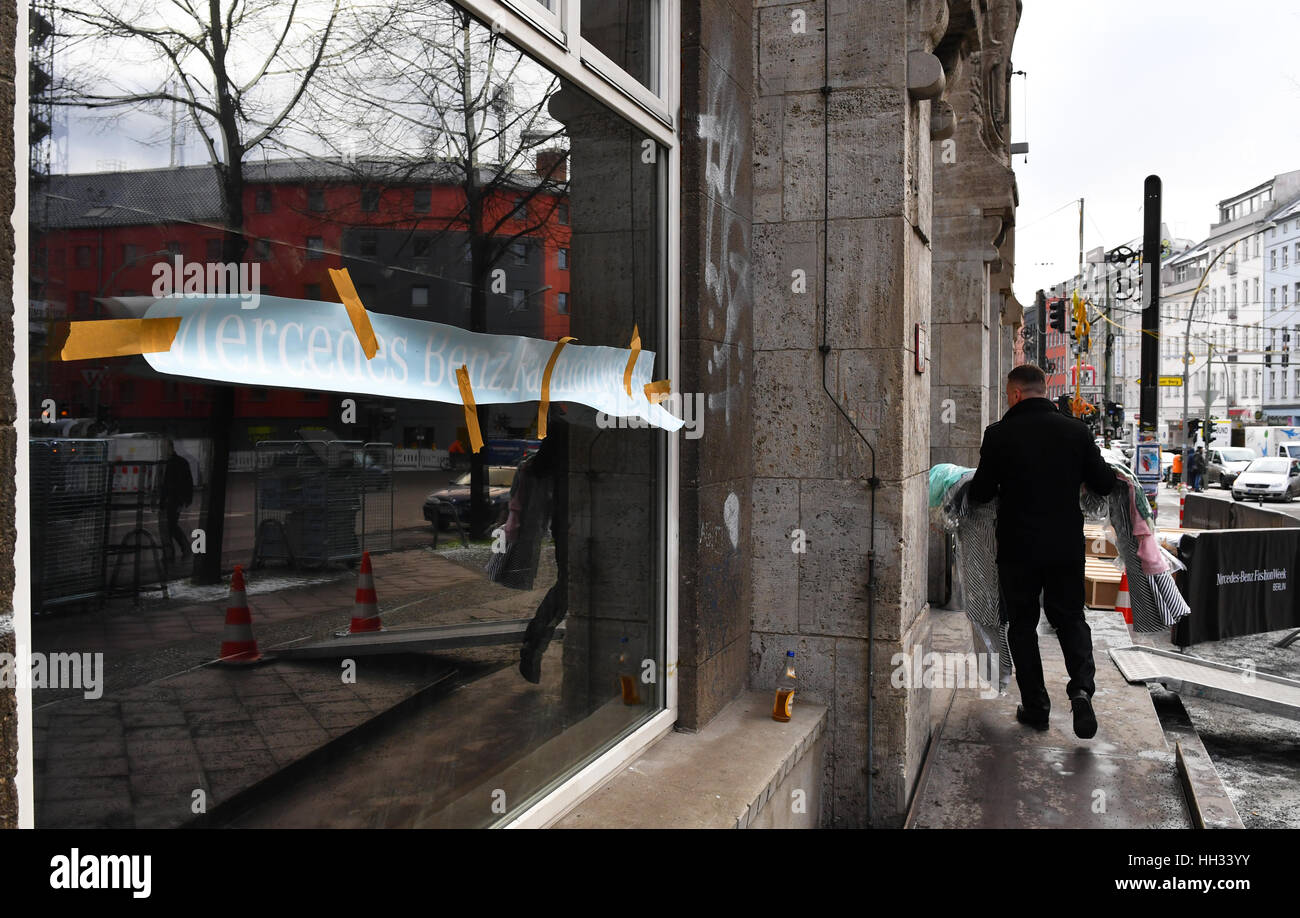 Berlin, Deutschland. 16. Januar 2017. Ein Banner liest "Mercedes-Benz Fashion Week Berlin" im Fenster des Kaufhaus Jandorf Store in der Brunnenstraße in Berlin, Deutschland, 16. Januar 2017. Herbst / Winter Mode Trends im Kaufhaus Jandorf im Rahmen der Mercedes-Benz Fashion Week vom 17.-20. Januar 2017 präsentiert werden. Foto: Jens Kalaene/Dpa-Zentralbild/Dpa/Alamy Live News Stockfoto