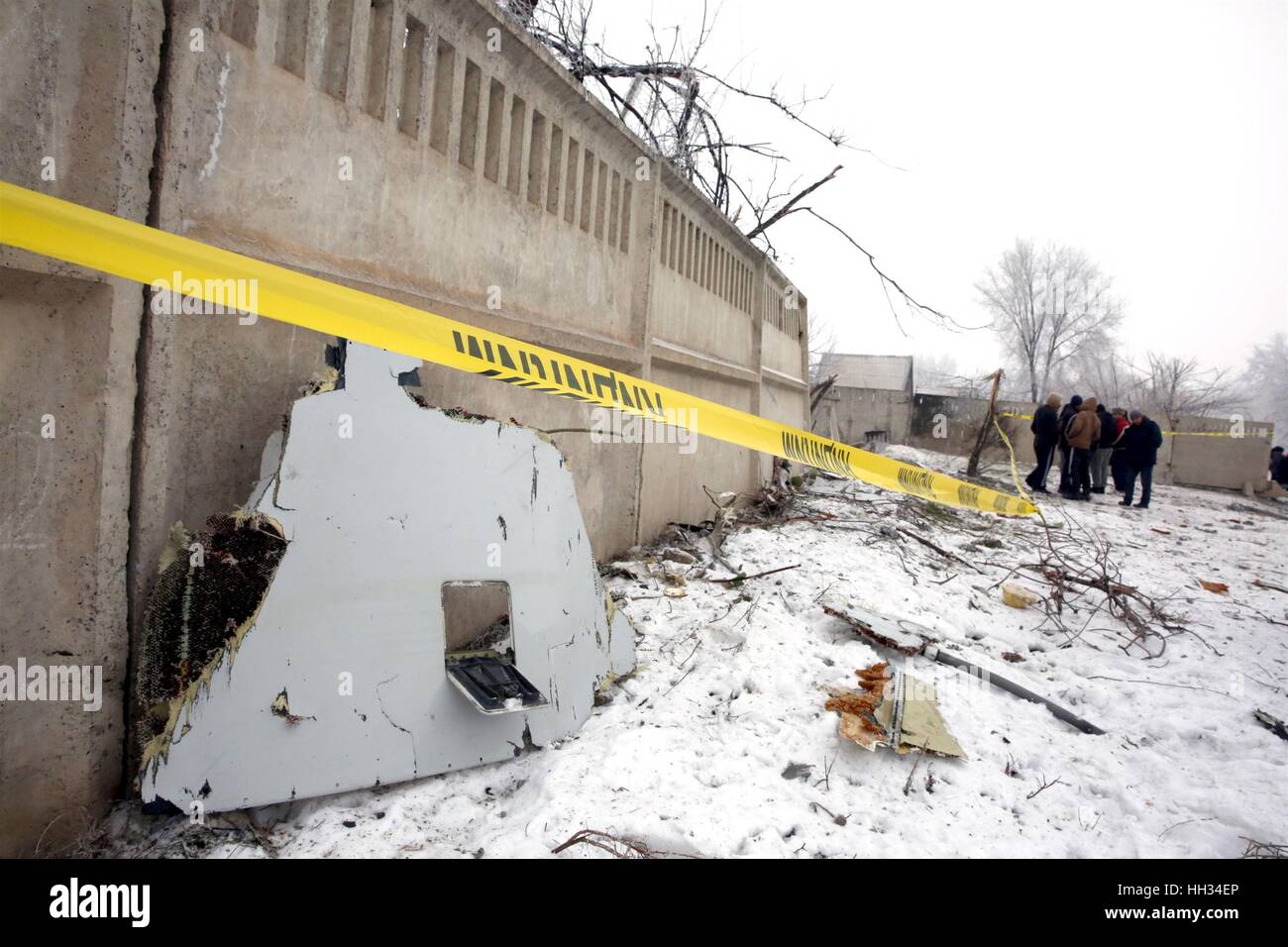 Bischkek, Kirgisistan. 16. Januar 2017. Foto aufgenommen am 16. Januar 2017 zeigt Teile der das Wrack des abgestürzten Turkish Airlines Frachtflugzeug in der Nähe von Bishkek Manas Flughafen in Kyrgyzstan. Ein Turkish Airlines Frachtflugzeug stürzte in der Nähe Manas internationaler Flughafen von Kirgisistan am Montag mindestens 32 Menschen getötet, nach Notfall-Ministerium des Landes. Bildnachweis: Roman Gainanov/Xinhua/Alamy Live-Nachrichten Stockfoto