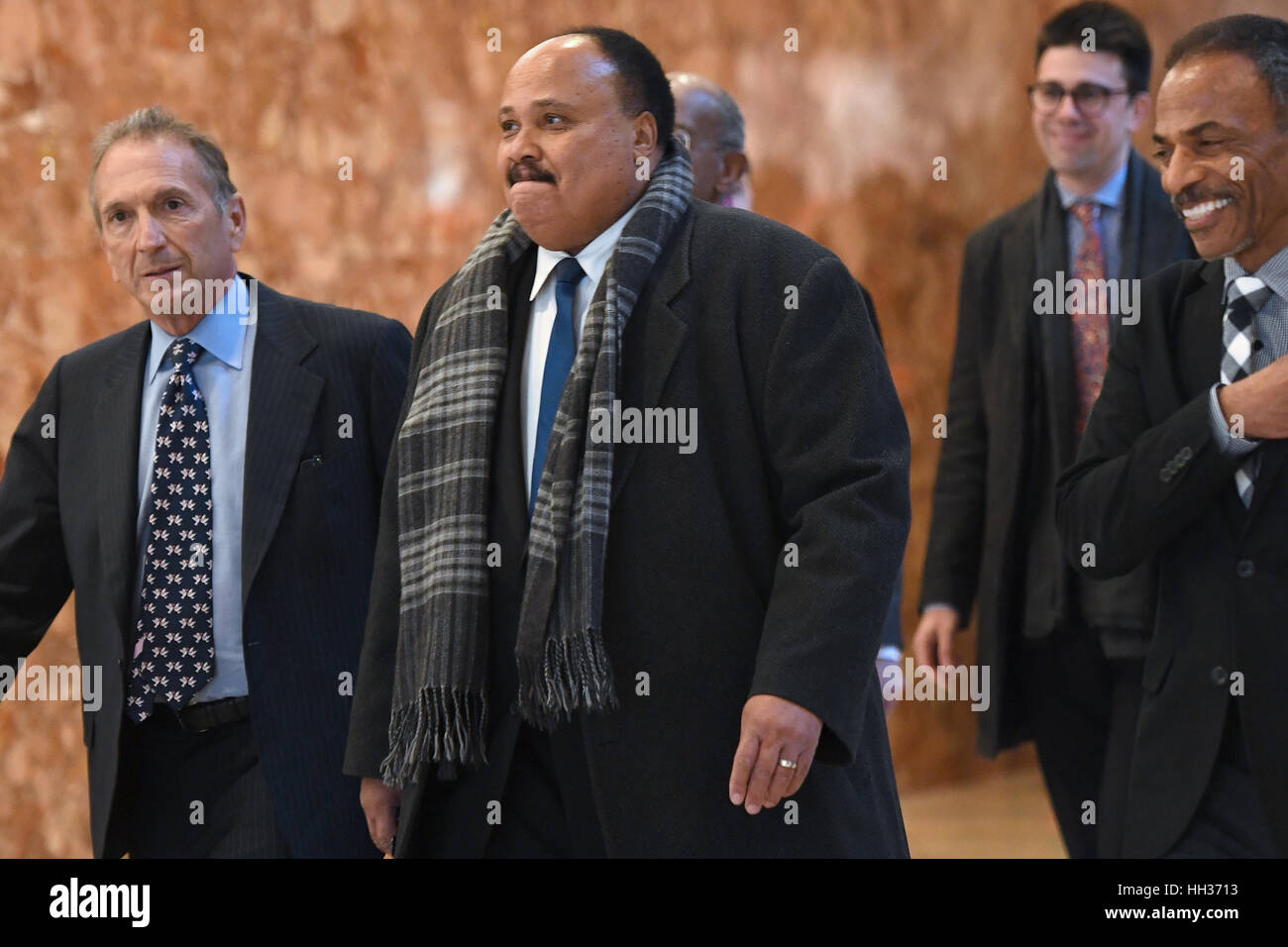 New York, USA. 16. Januar 2017. Martin Luther King III (Mitte) sieht man in der Lobby des Trump Tower in New York angekommen. Bildnachweis: Anthony Behar/Pool über CNP /MediaPunch Stockfoto