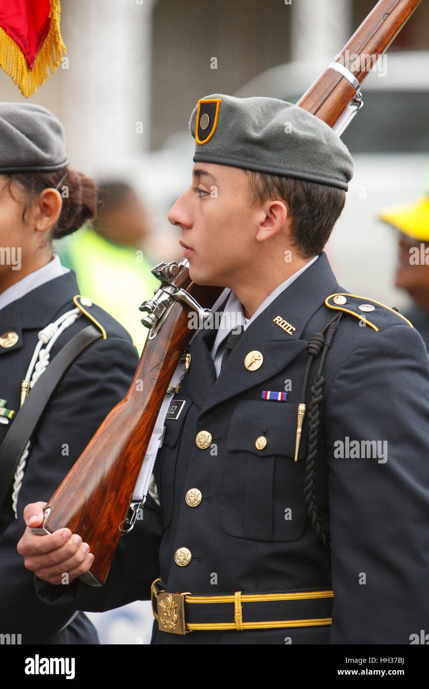 San Antonio, USA. 16. Januar 2017. Mitglieder von einer Ehrengarde Junior Reserve Officer Training Corps (JROTC) vorbereiten, den Marsch zu führen, während der jährlichen Martin Luther King Jr. März in San Antonio, Texas.  Mehrere tausend Menschen besuchten die Stadt 30. Jahrestag März feiert US-Bürgerrechtler Martin Luther King, Jr. Credit: Michael Silber/Alamy Live News Stockfoto