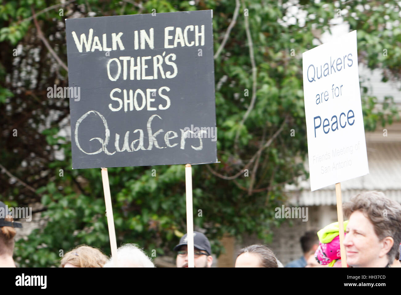 San Antonio, USA. 16. Januar 2017. Demonstranten mit Schildern während des jährlichen Martin Luther King Jr.-Marsches in San Antonio, Texas. Mehrere tausend Menschen besuchten die Stadt 30. Jahrestag März feiert US-Bürgerrechtler Martin Luther King, Jr. Credit: Michael Silber/Alamy Live News Stockfoto