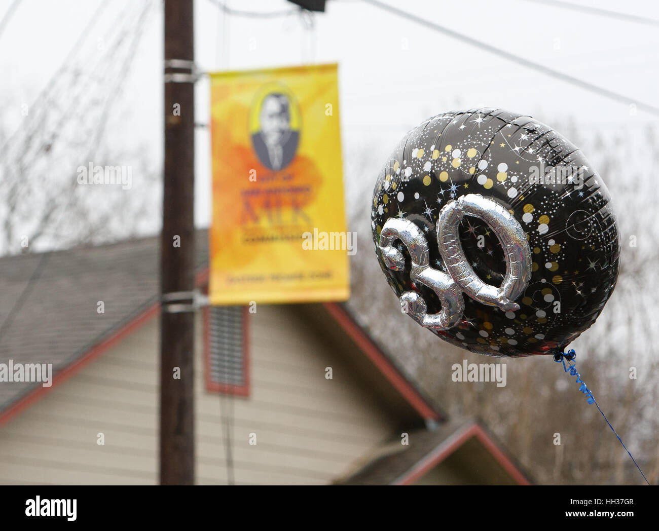 San Antonio, USA. 16. Januar 2017. Ein Ballon, getragen von einem Marcher betont den 30. Jahrestag der jährlichen Martin Luther King Jr. März in San Antonio, Texas. Mehrere tausend Menschen besuchten die Stadt 30. Jahrestag März feiert US-Bürgerrechtler Martin Luther King, Jr. Credit: Michael Silber/Alamy Live News Stockfoto