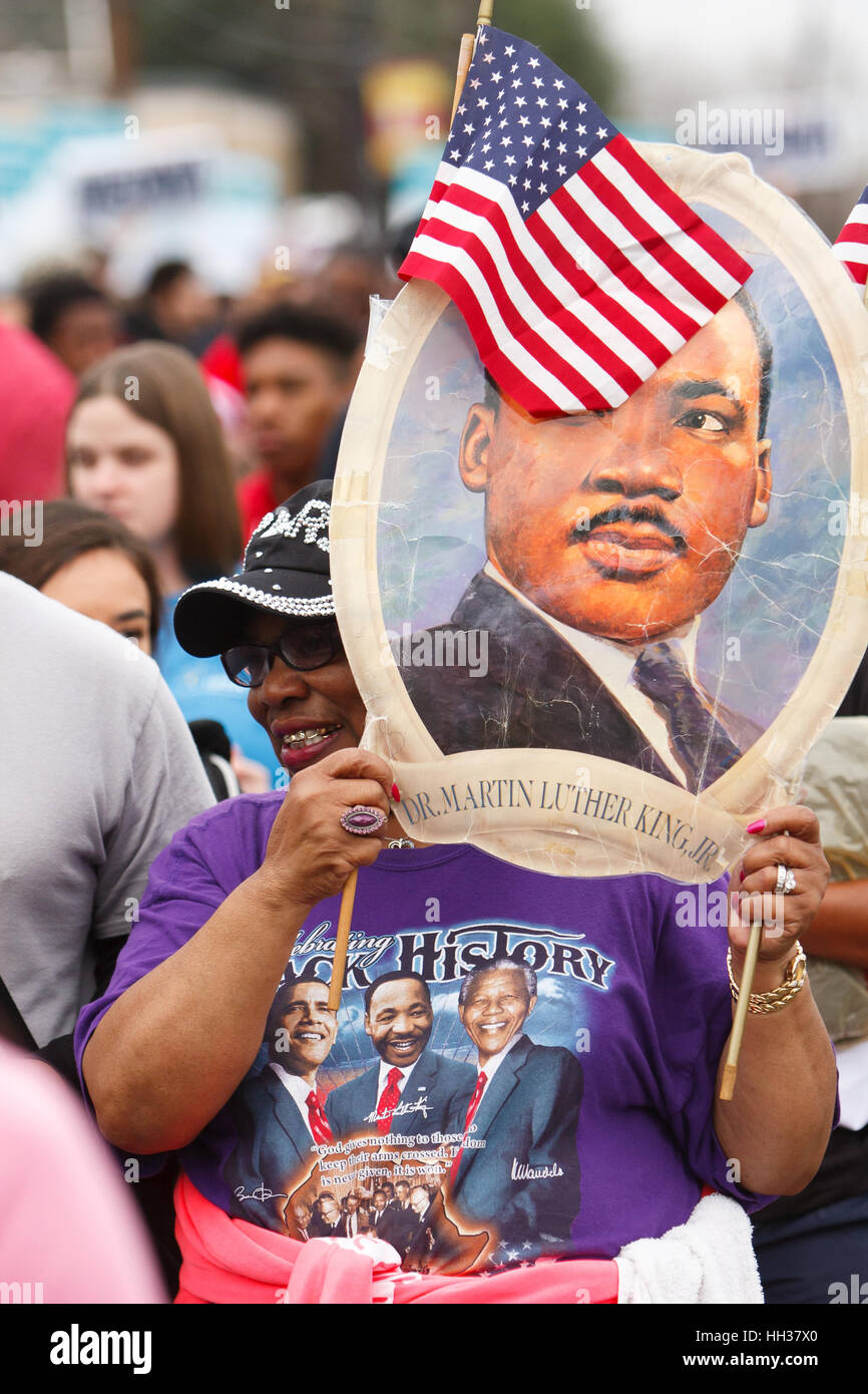 San Antonio, USA. 16. Januar 2017. Ein Marcher hält ein Bild von Martin Luther King Jr. während des jährlichen Marsches zu seinen Ehren in San Antonio, Texas. Mehrere tausend Menschen besuchten die Stadt 30. Jahrestag März feiert US-Bürgerrechtler Martin Luther King, Jr. Credit: Michael Silber/Alamy Live News Stockfoto