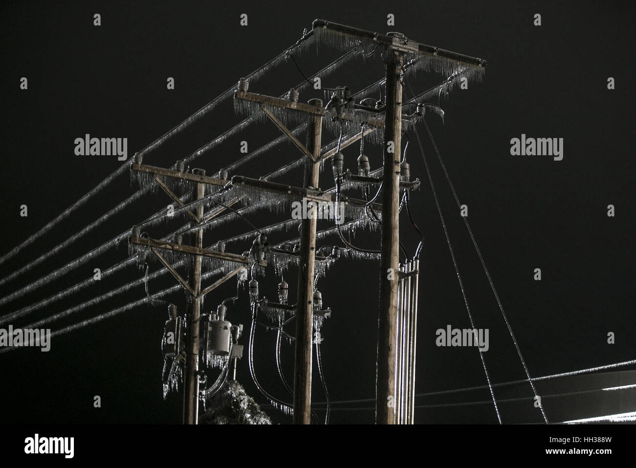 Dodge City, USA. 15. Januar 2017. Strommasten und Linien, die an eine industrielle Umspannwerk sind unheimlich hintergrundbeleuchtet mit dem Schein einer Chemiefabrik Koch auf dem Highway 50 östlich von Dodge City. AA erhebliche Eissturm zerstört Tausende von Bäumen und bewusstlos macht, mehr als 7.000 Kunden in der gesamten südwestlichen Kansas als einer Hälfte bis drei Viertel eines Zoll Eis angesammelt, die größte Eis-Sturm in der Region seit Dezember 2006. Bildnachweis: Mark 'Sturm' Farnik/ZUMA Draht/Alamy Live-Nachrichten Stockfoto