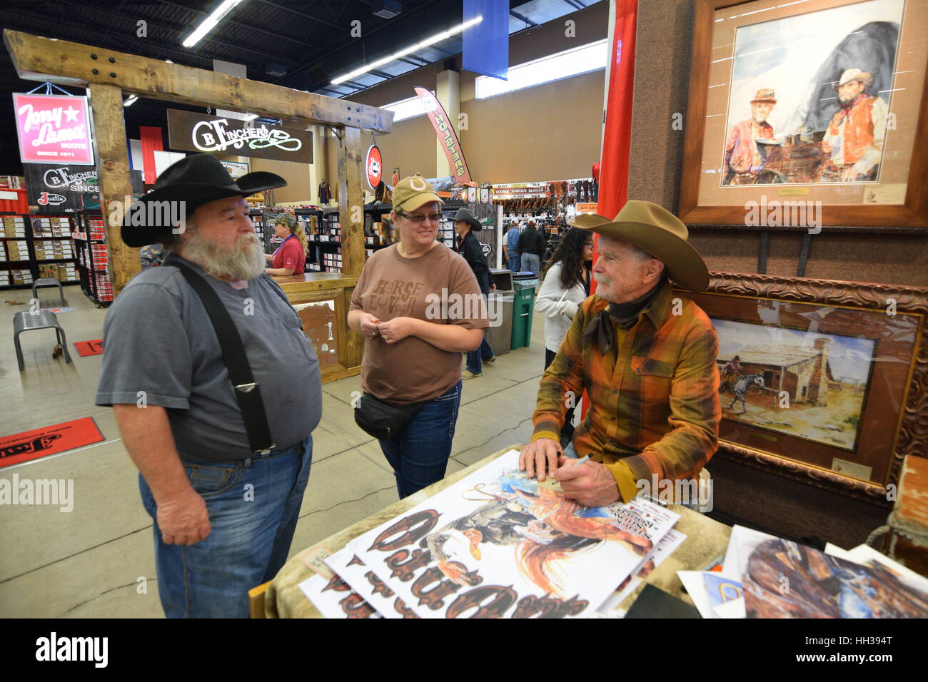 Ft. Worth, Texas, USA. 16. Januar 2017. Künstler und ehemaliger Gunsmoke Schauspieler Buck Taylor spricht ein Fan des Werkes Schauspiel und Kunst in der Ausstellungshalle an der jährlichen ft. Wert Stock Show und Rodeo, die bis Februar 4, 2017 läuft.  Bildnachweis: Hum Bilder/Alamy Live-Nachrichten Stockfoto