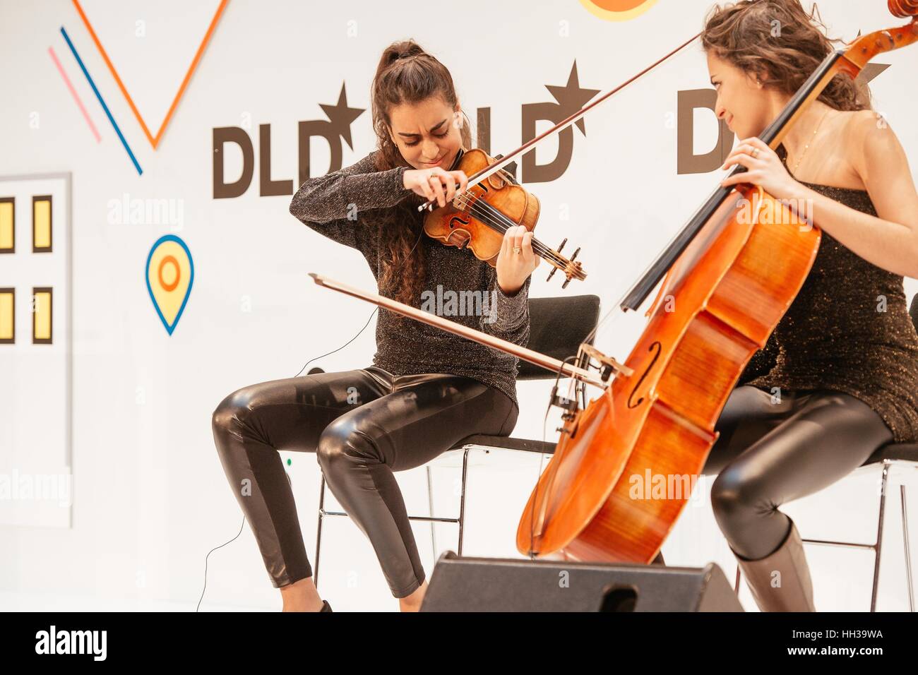 München, Deutschland. 16. Januar 2017. Musiker-Laura (l.) und Sarah Ayoub (The Ayoub Sisters) Perfom auf der Bühne während der DLD17 (Digital-Life-Design) Konferenz in das Alte Bayerische Staatsbank am 16. Januar 2017 in München. DLD ist Europas große Konferenz von Innovation, Digitalisierung, Wissenschaft und Kultur, die Wirtschaft, kreativen und sozialen Führer, Meinungsbildnern und Einflussfaktoren für Crossover Unterhaltung und Inspiration verbindet. (Foto: picture-Alliance/Jan Haas) | weltweite Nutzung/Dpa/Alamy Live-Nachrichten Stockfoto