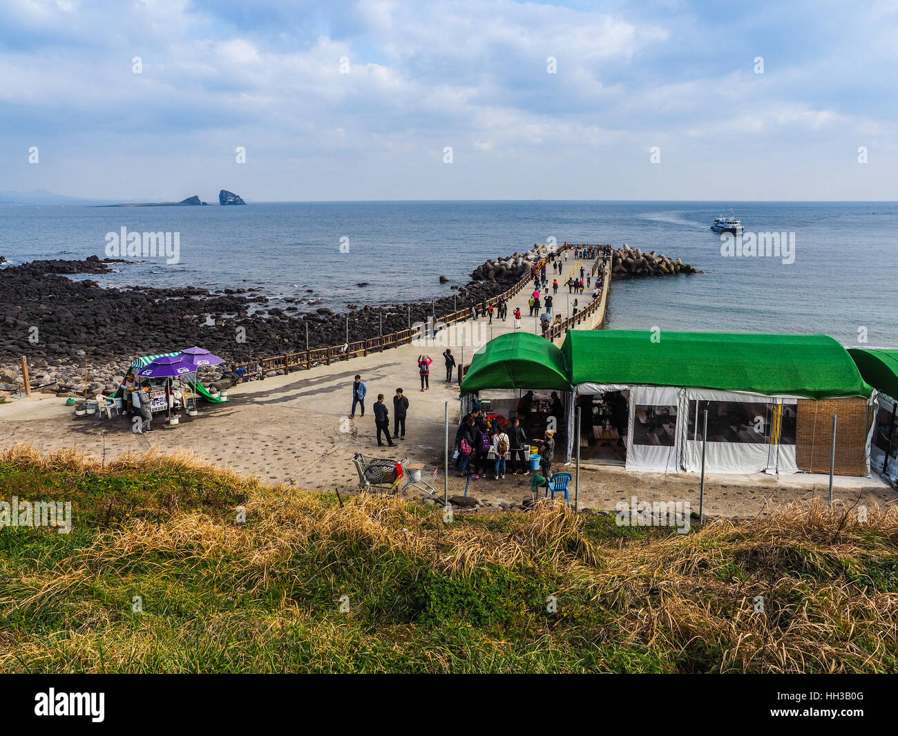 Der Tourist besucht Seongaksan Küste, die berühmte Küstenstraße mit atemberaubenden Panoramablick auf Jeju island Stockfoto