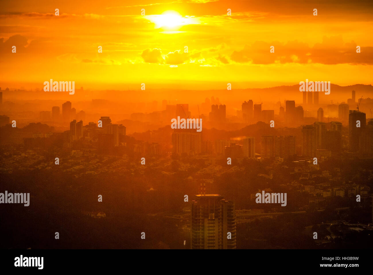 Idyllische Aussicht auf Kuala Lumpur Stadtbild bei Sonnenuntergang, Malaysia Stockfoto