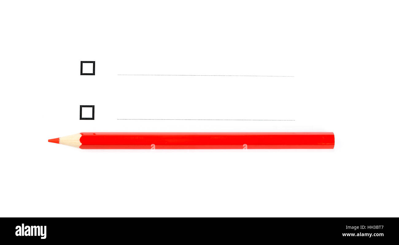 Roten Bleistift unter zwei abgehakte Checkboxen vor weißem Hintergrund Stockfoto