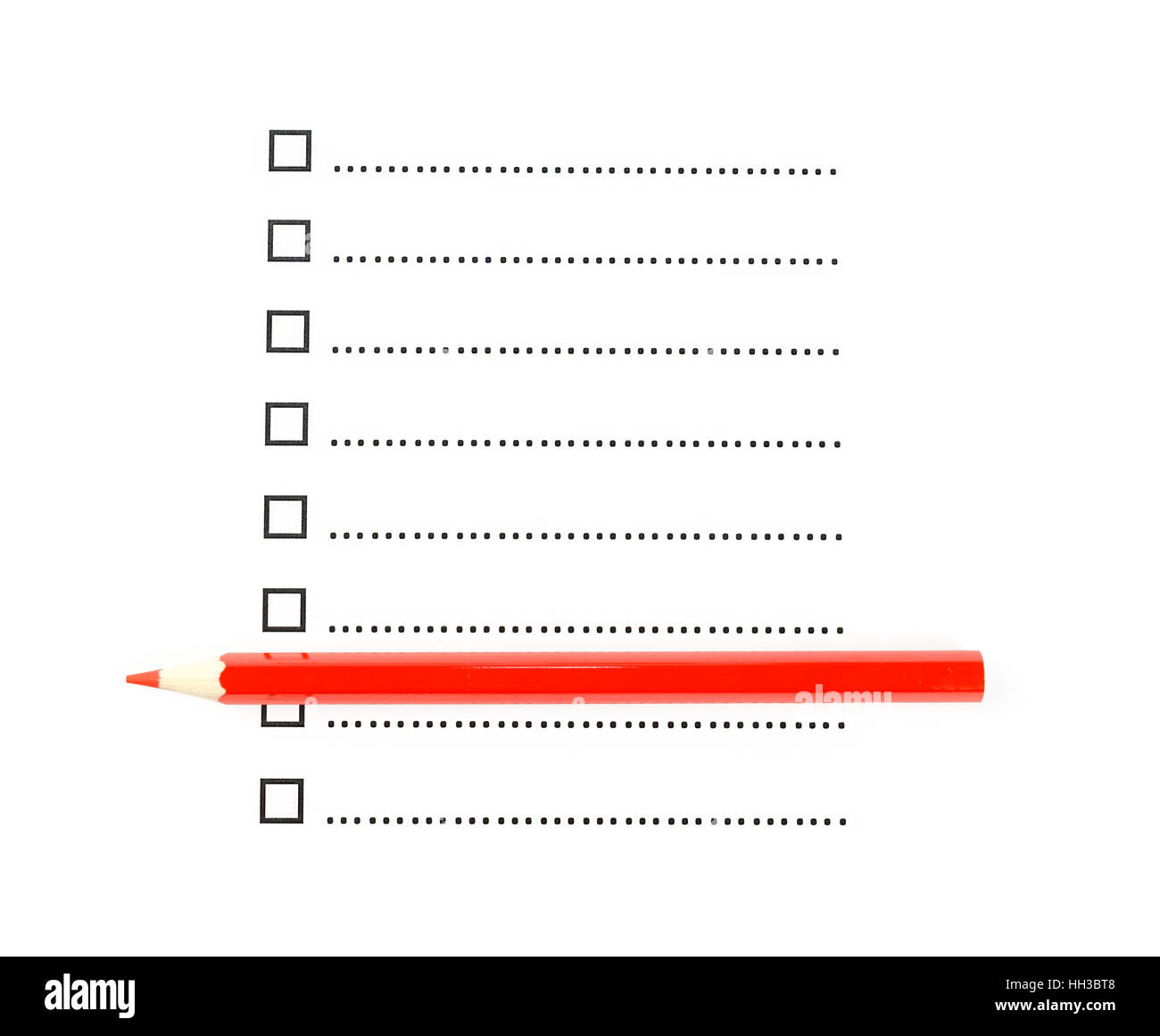 Roter Buntstift mit einer Liste von ungeprüften Checkboxen vor weißem Hintergrund Stockfoto