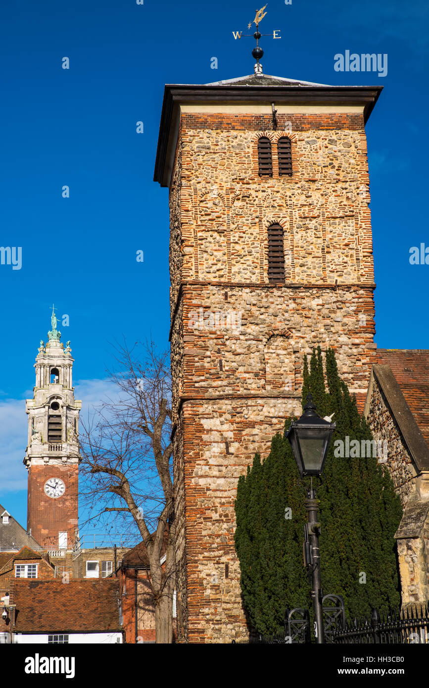 Ein Blick auf den alten sächsischen Turm der Kirche der Heiligen Dreifaltigkeit mit dem viktorianischen Turm des Rathauses von Colchester im Hintergrund. Stockfoto