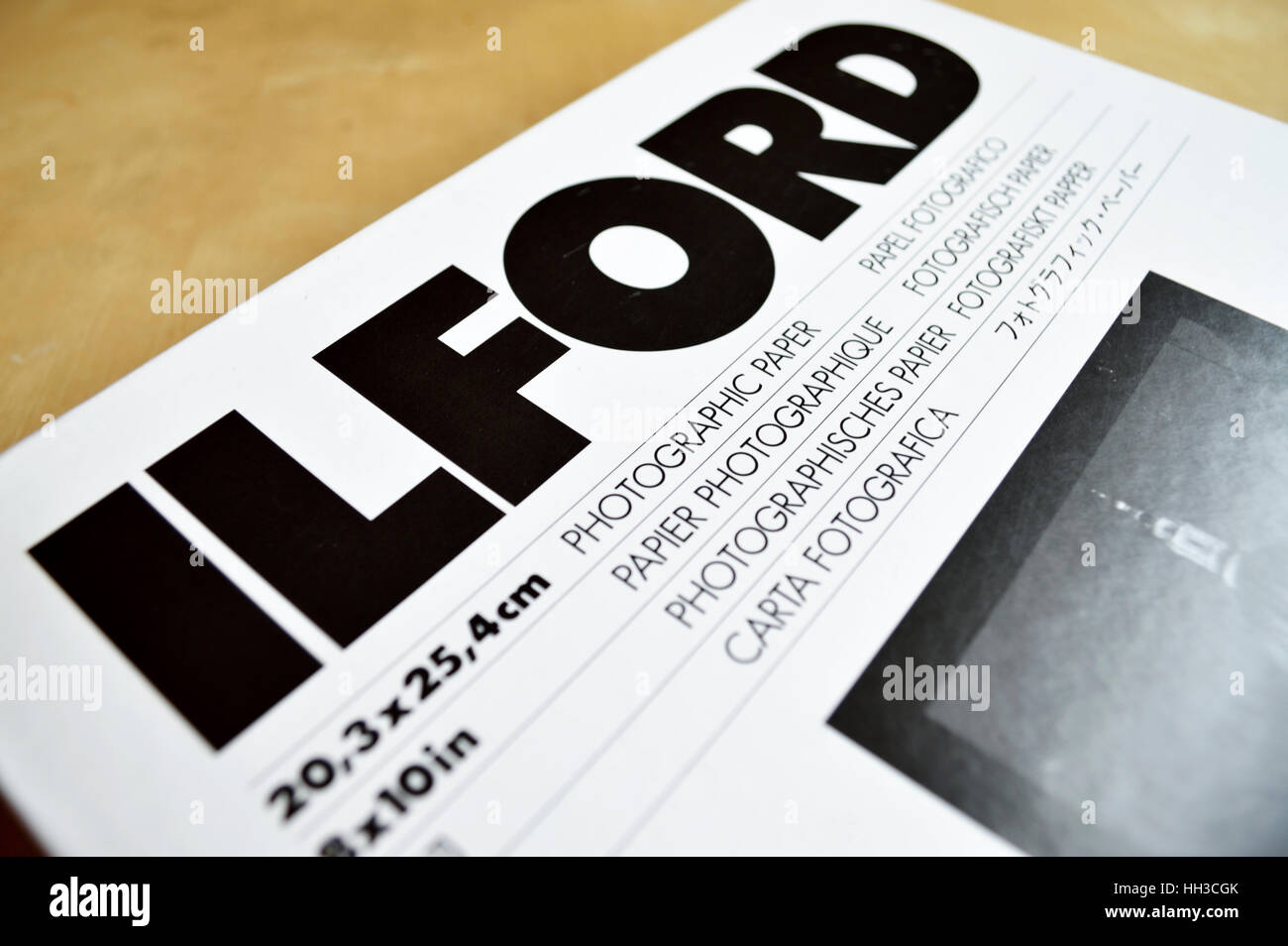 Schachtel mit Ilford Fotopapier Stockfoto